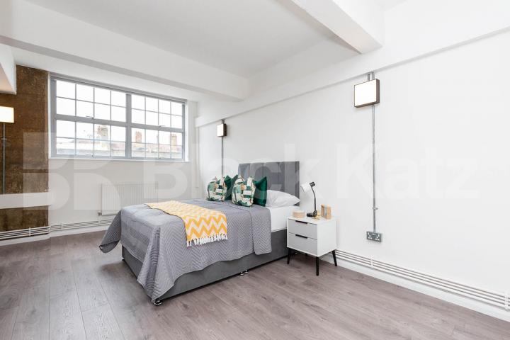 A large and spacious studio within a warehouse convertion Ability View / Kingsland Road, Haggerston